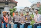 Operasi-Keselamatan-Semeru-2025-Polres-Jember-Pasang-Banner-Peringatan-di-Perlintasan-KA
